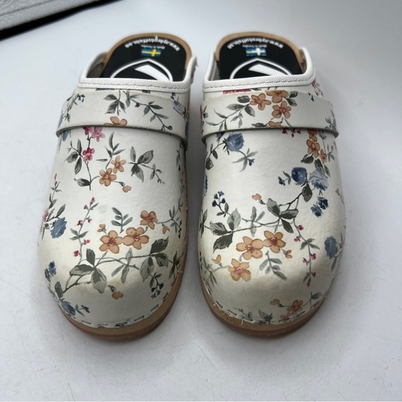 LINNEA Wood Open Back Flower Print Traction Slip-on Round Toe Leather Clogs - Picture 2 of 14